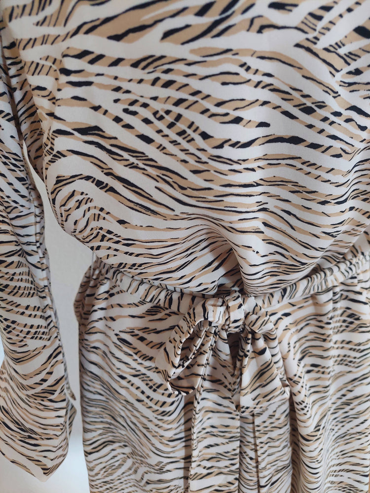 Schönes helles Kleid mit Zebramusterprint