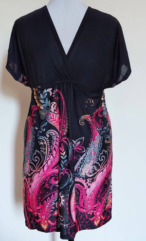 Kurzes schwarzes Kleid mit pink/ blau u. gelben Paisley-Blumenmuster