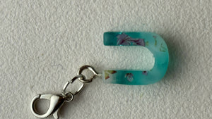 Kunstharz Mini Schlüsselanhänger Buchstabe „U“ - Türkis mit Blumen Muster