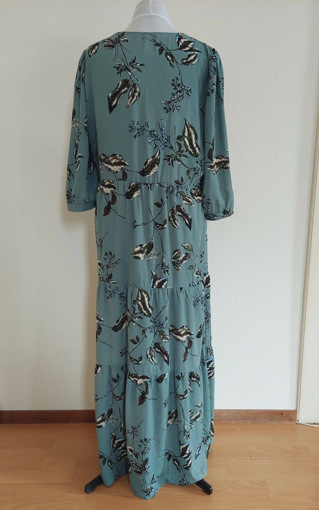 Langärmliges bodenlanges Kleid mit Blätterprint