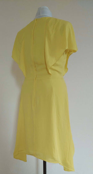 Zitronengelbes Kleid mit Flatterärmeln