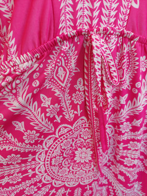 Kurzes Kleid in pink mit weissen Ornamenten