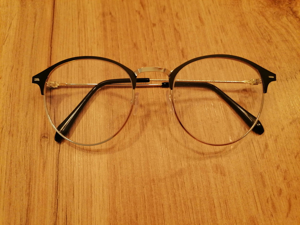 Brille mit Fensterglas
