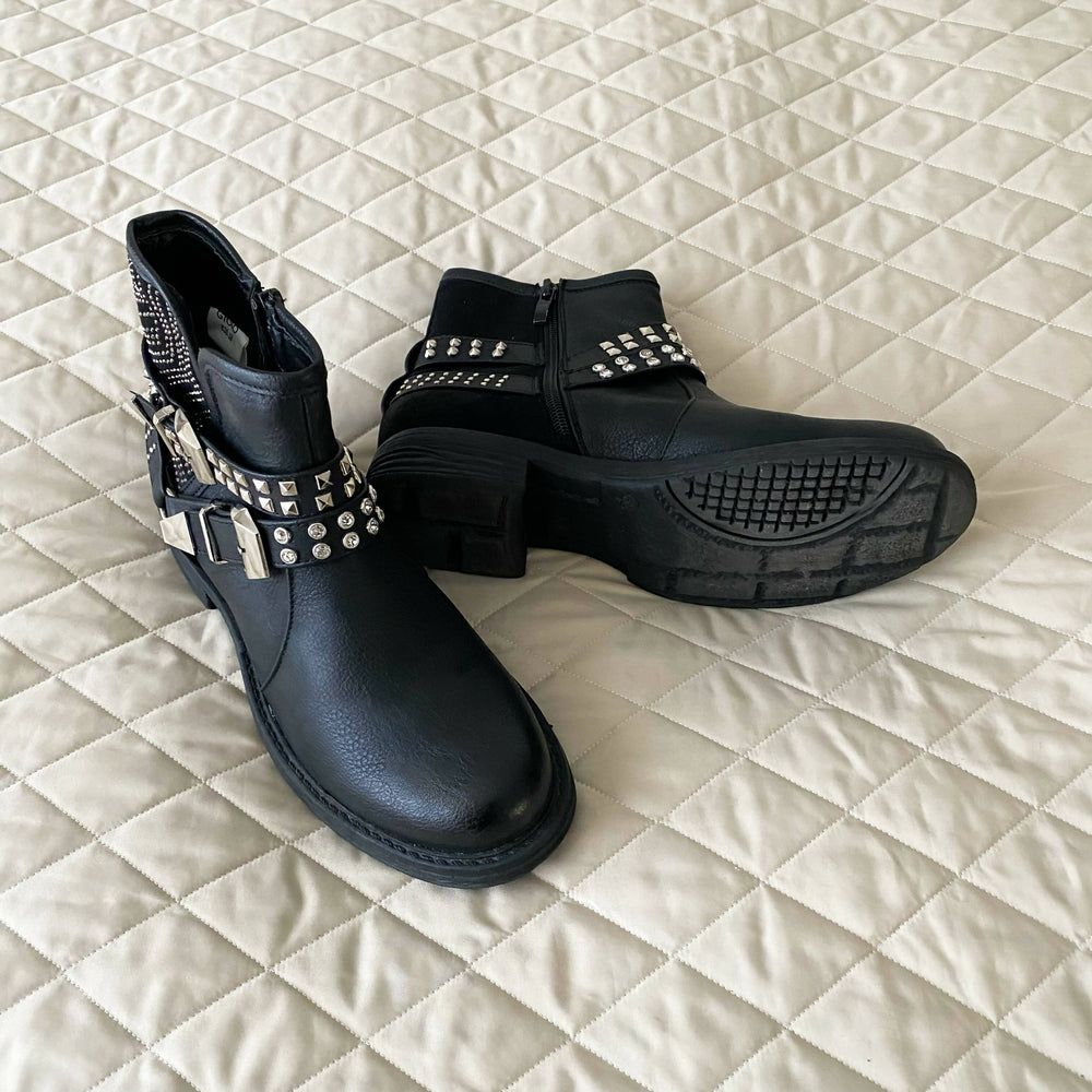 Schwarze Ankle Boots mit Nietendekor