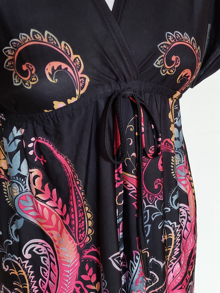 Kurzes schwarzes Kleid mit pink/ blau u. gelben Paisley-Blumenmuster