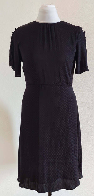 Schwarzes Kleid mit kleinen violett-grauen Pünktchen