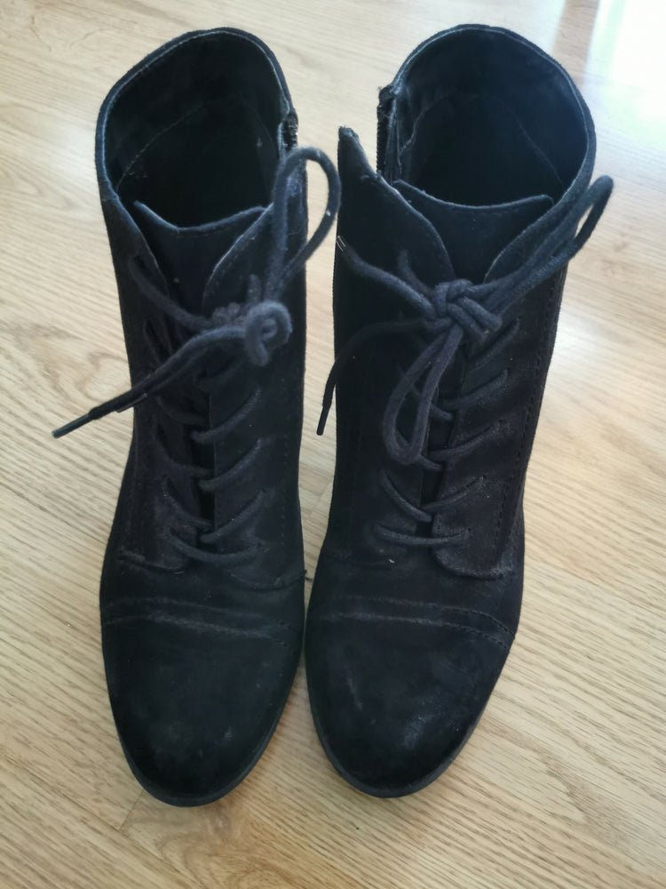 Hohe schwarze Stiefel / Stiefelette