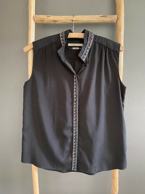 Schwarze Bluse mit Perlen