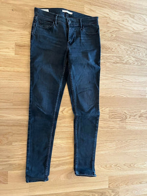 Dunkle Jeans