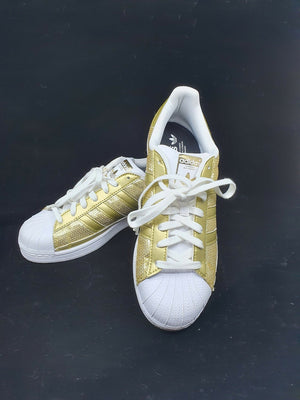 Sneakers mit goldfarbenen Pailletten