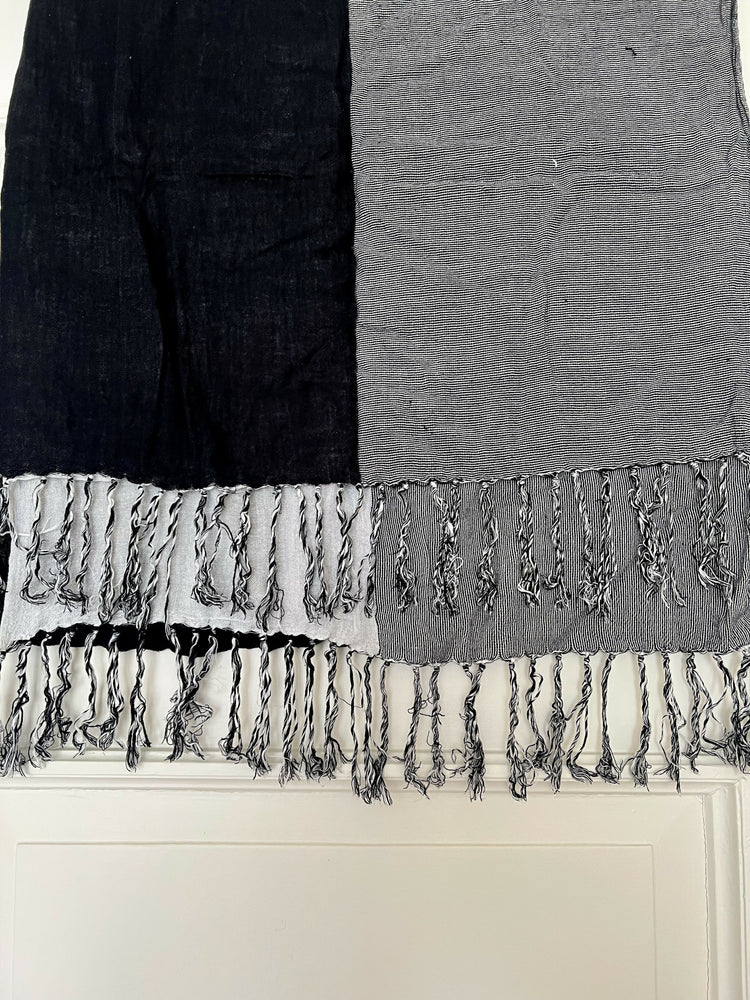 Schwarz, weiß und grau gemusterter Schal