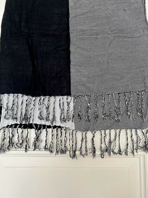 Schwarz, weiß und grau gemusterter Schal