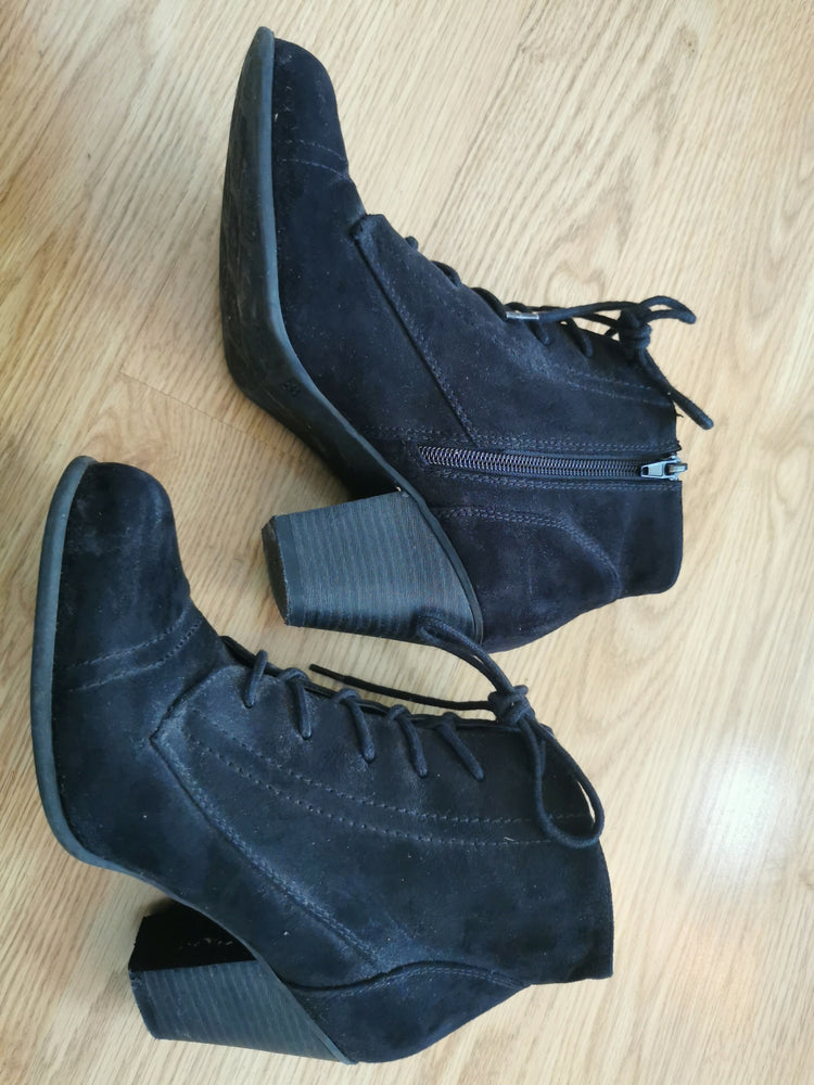 Hohe schwarze Stiefel / Stiefelette