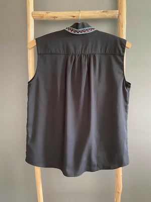 Schwarze Bluse mit Perlen