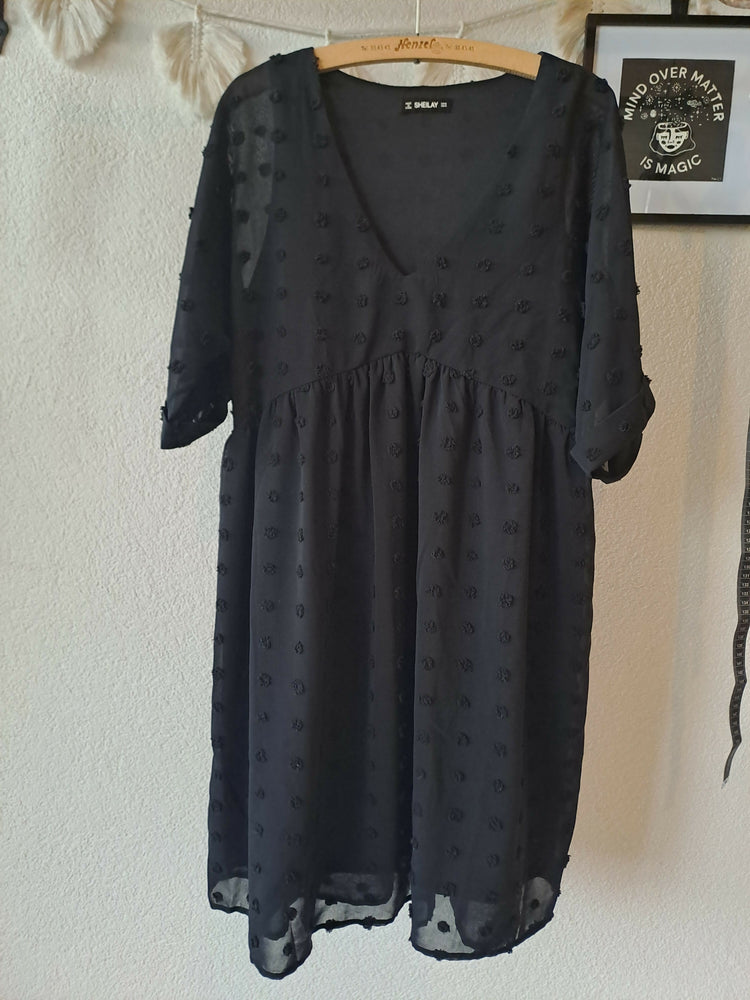 schwarzes Kleid mit Punkten bestickt