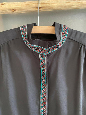 Schwarze Bluse mit Perlen