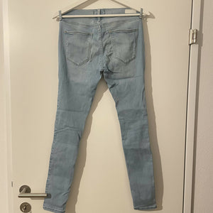 Stretchy Röhrenjeans