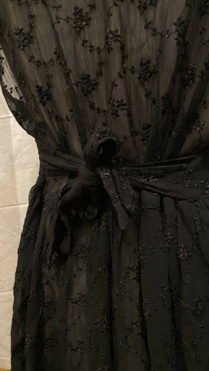 
            
                Laden Sie das Bild in den Galerie-Viewer, Schwarzes Spitzen Netz Kleid mit Blumen Stickerei Muster
            
        