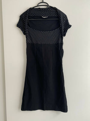 Schwarzes Kleid mit weissen Punkten