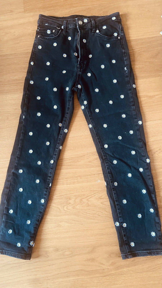 Schwarze Jeans mit Blumenstickerei