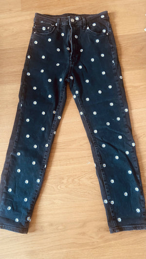 Schwarze Jeans mit Blumenstickerei