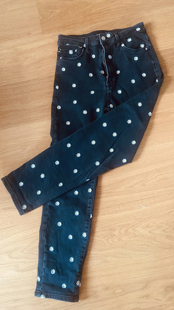 Schwarze Jeans mit Blumenstickerei