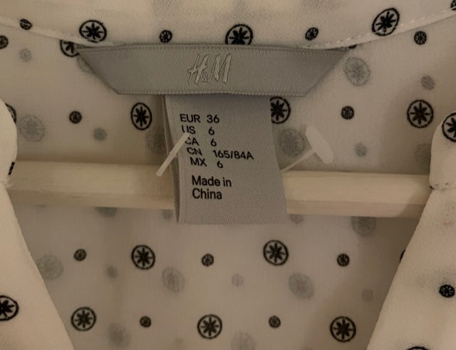 Bluse von H & M in weiss mit schwarzem Muster