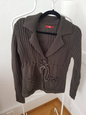 Braune Strickjacke mit Schnürung