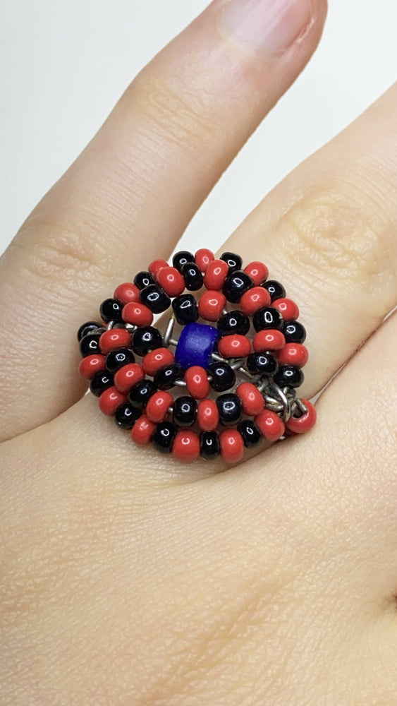 
            
                Laden Sie das Bild in den Galerie-Viewer, Rot Schwarzer Perlen Ring mit blauem Detail
            
        