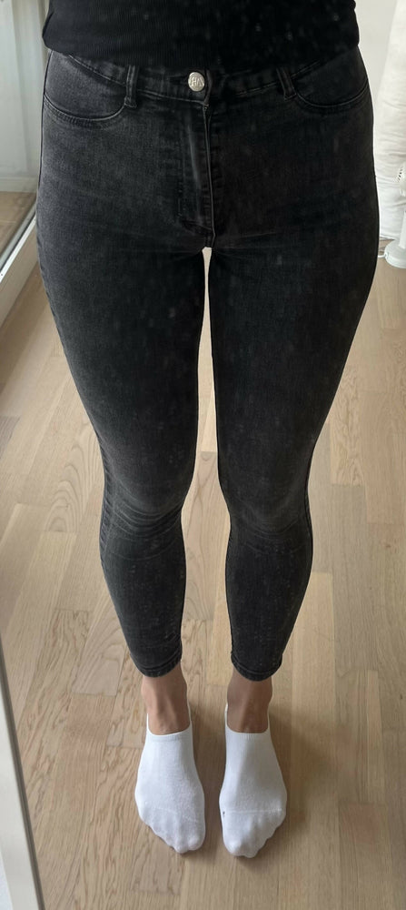 Schwarze Röhrenjeans