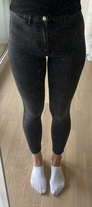 Schwarze Röhrenjeans