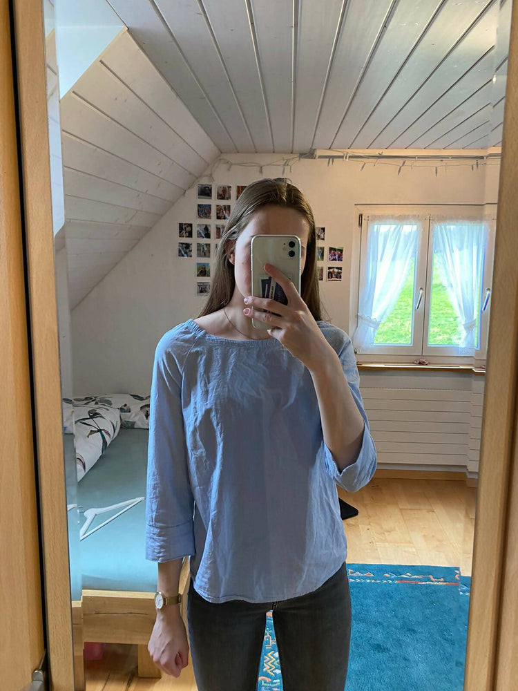 Hellblaue Bluse