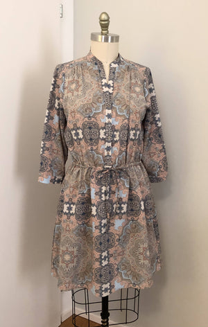 
            
                Laden Sie das Bild in den Galerie-Viewer, Kleid mit Paisley-Muster
            
        