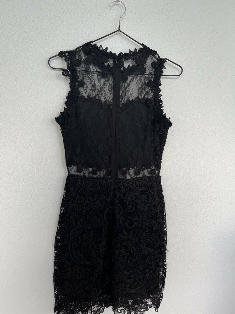 kurzes schwarzes Kleid
