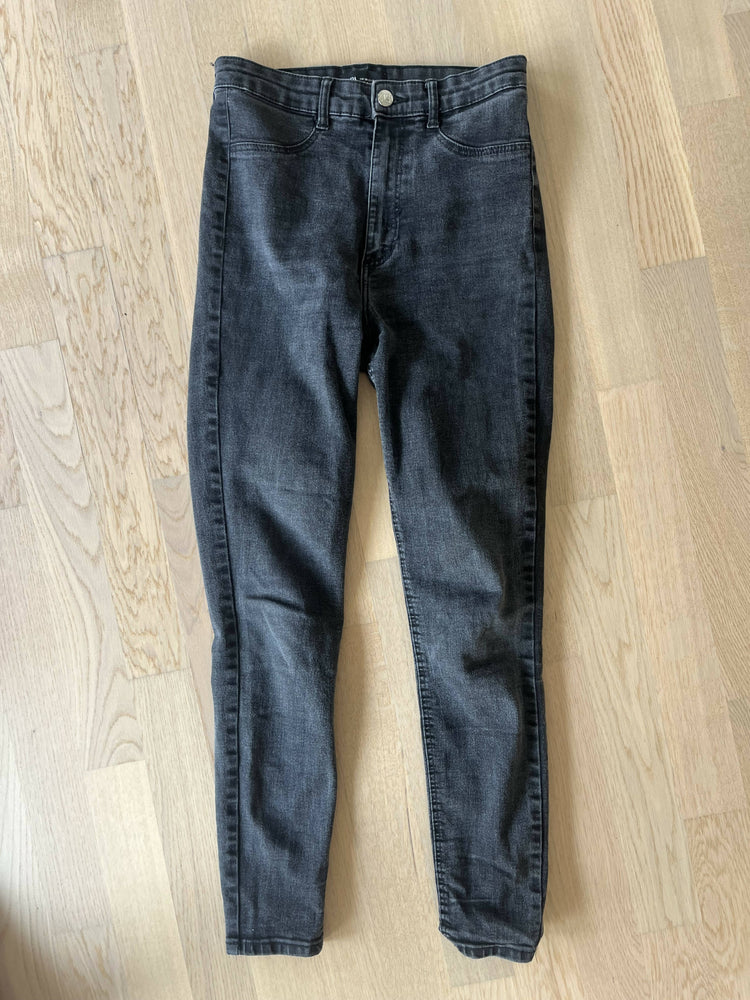 Schwarze Röhrenjeans