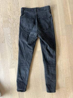 Schwarze Röhrenjeans