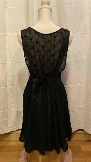 
            
                Laden Sie das Bild in den Galerie-Viewer, Schwarzes Spitzen Netz Kleid mit Blumen Stickerei Muster
            
        