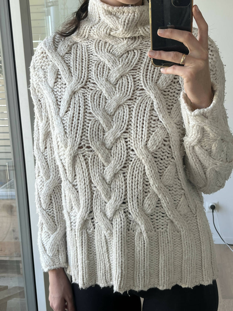 Weisser Pullover