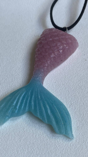 
            
                Laden Sie das Bild in den Galerie-Viewer, Rosa Türkiser Mermaid Tail Kettenanhänger
            
        