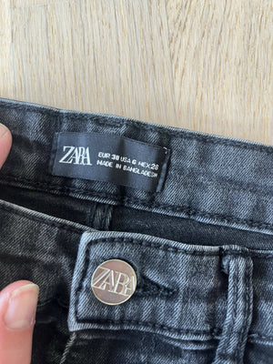 Schwarze Röhrenjeans