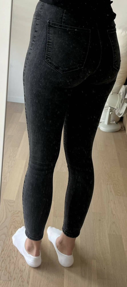 Schwarze Röhrenjeans