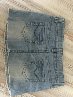Jeans-Mini mit leichtem Fransensaum