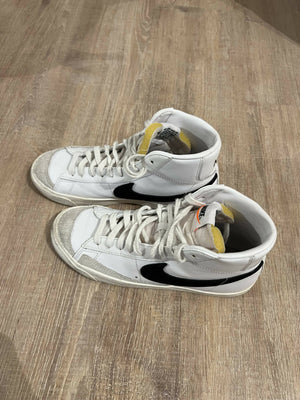 
            
                Laden Sie das Bild in den Galerie-Viewer, Nike Schuhe blazer mid 77
            
        