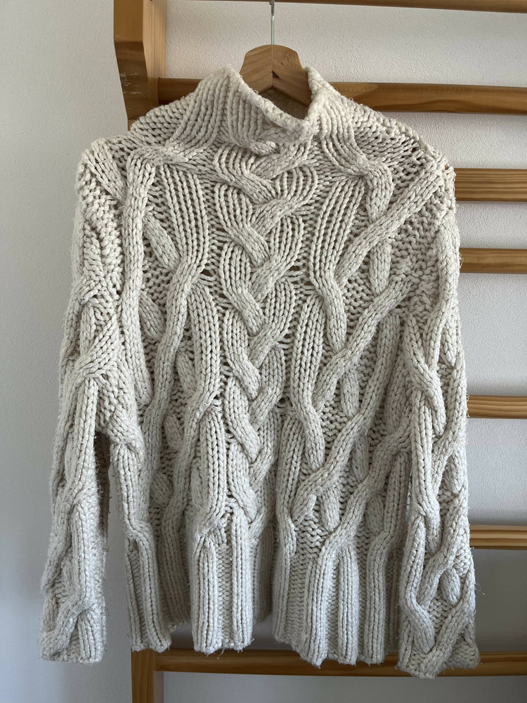 Weisser Pullover