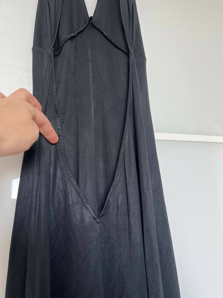 Abendkleid mit sehr tiefem Rückenausschnitt