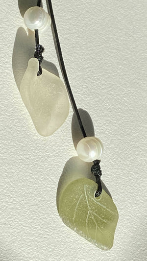 
            
                Laden Sie das Bild in den Galerie-Viewer, Glas Blätter Kette mit Süßwasser Perlen
            
        