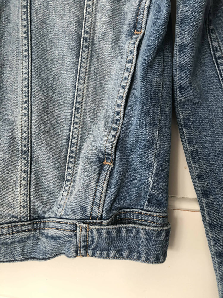 
            
                Laden Sie das Bild in den Galerie-Viewer, Stretch-Jeans-Jacke in hellblau mit stylishen Details
            
        