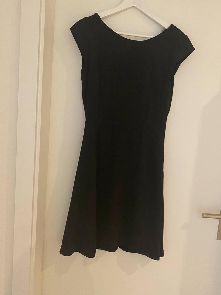 Schwarzes Kleid mit Spitze in Grösse 36