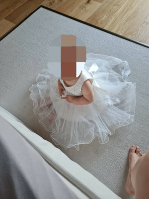 
            
                Laden Sie das Bild in den Galerie-Viewer, Baby Hochzeitskleid
            
        