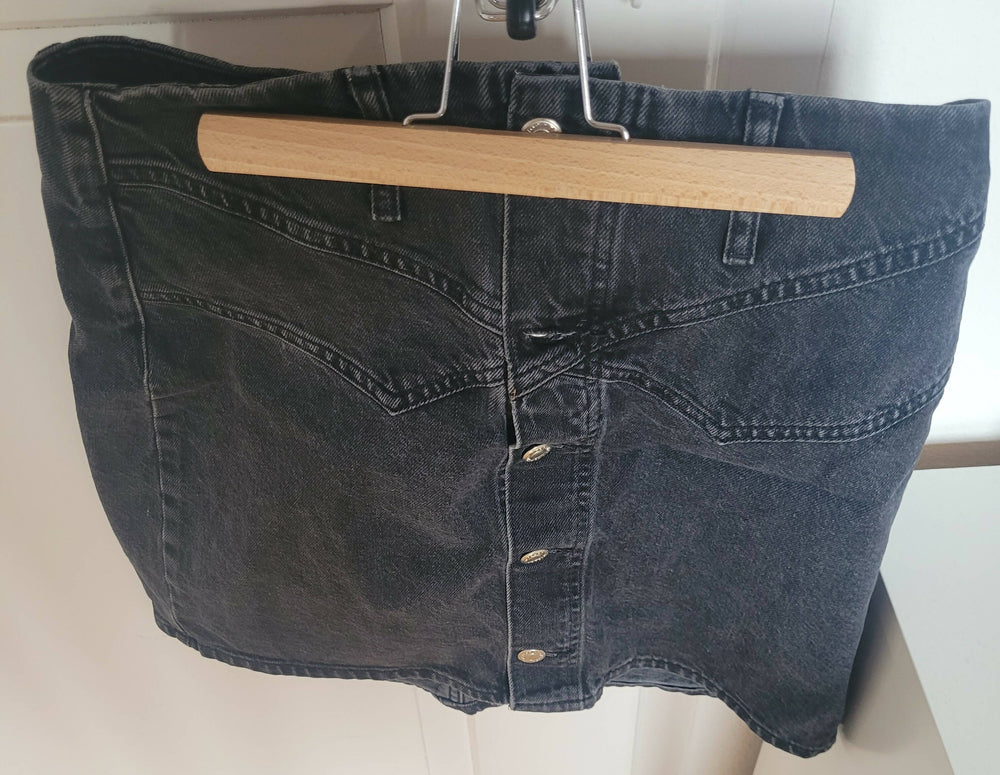 schwarzer eleganter Jeansrock mit Knöpfen